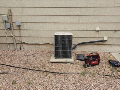 A picture of a air conditioning unit outside of a building.
